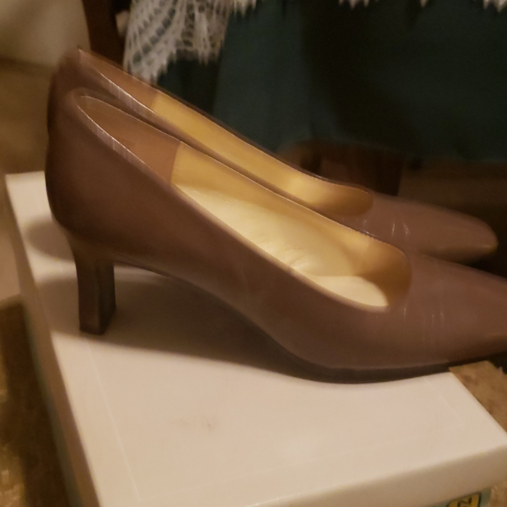 Pumps - Picture 2 of 3